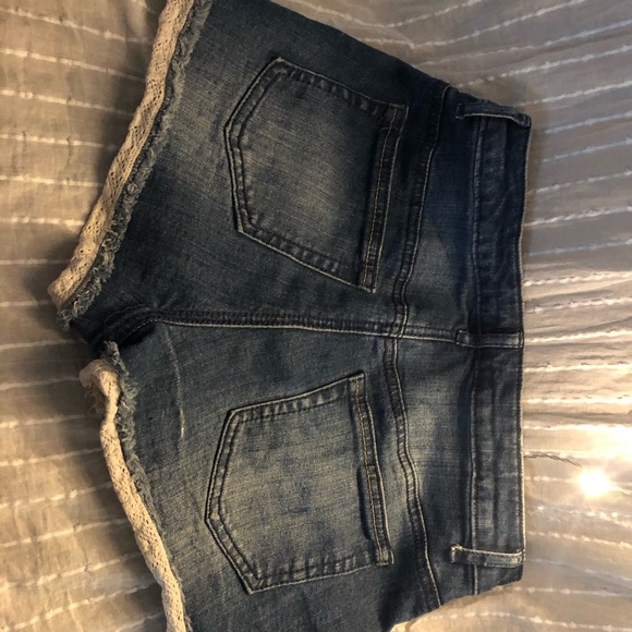 High Rise Shorts with lace trim - Picture 3 of 3